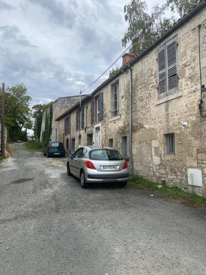 Charmant Appartement Avec Spa Fontenay-le-Comte Exterior foto